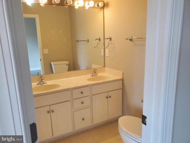 3983 HARTLAKE ST, Woodbridge, VA 22192