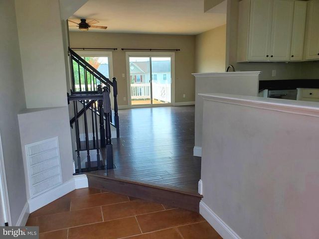 3983 HARTLAKE ST, Woodbridge, VA 22192