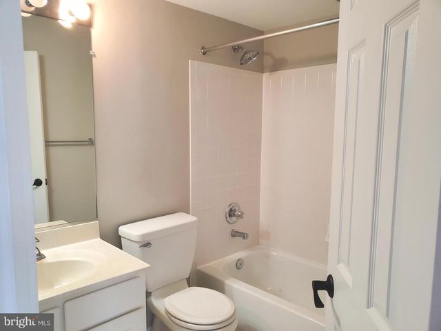 3983 HARTLAKE ST, Woodbridge, VA 22192