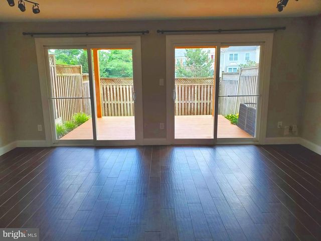 3983 HARTLAKE ST, Woodbridge, VA 22192