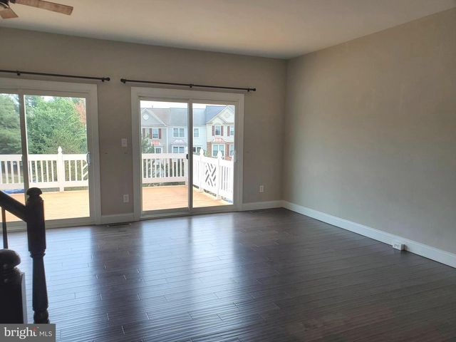 3983 HARTLAKE ST, Woodbridge, VA 22192
