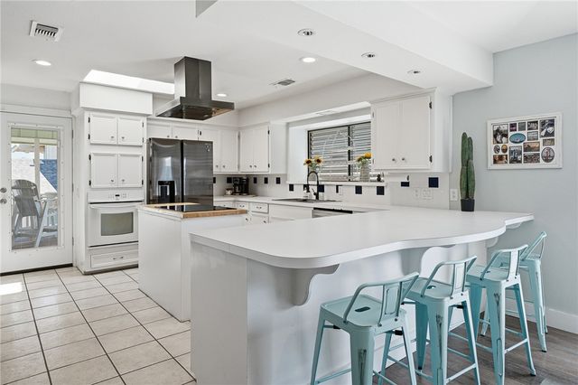 30 Bahama Dr, Rockport, TX 78382