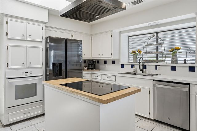 30 Bahama Dr, Rockport, TX 78382