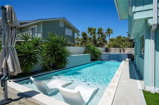 30 Bahama Dr, Rockport, TX 78382