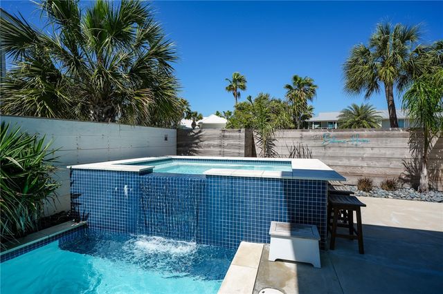 30 Bahama Dr, Rockport, TX 78382