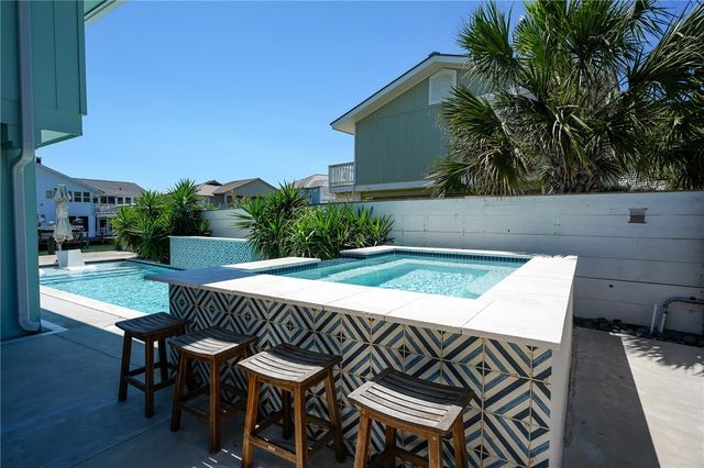 30 Bahama Dr, Rockport, TX 78382