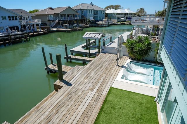 30 Bahama Dr, Rockport, TX 78382