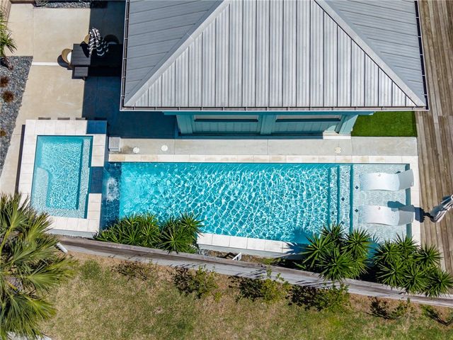 30 Bahama Dr, Rockport, TX 78382