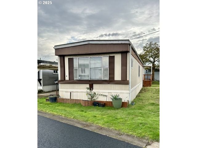 525 S 6TH St 4, Harrisburg, OR 97446