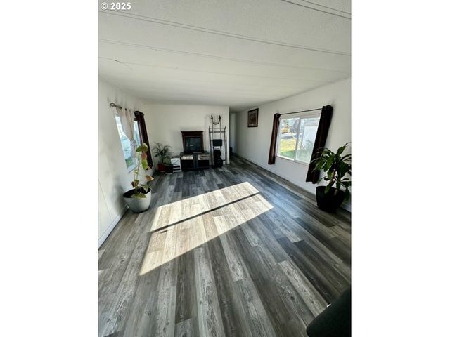 525 S 6TH St 4, Harrisburg, OR 97446