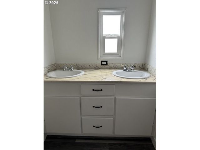 525 S 6TH St 4, Harrisburg, OR 97446