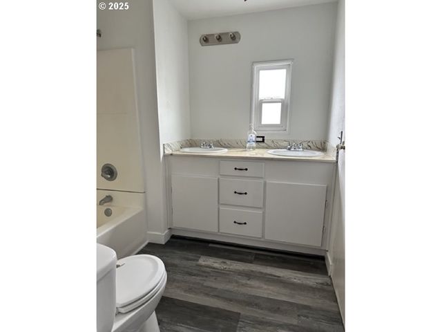 525 S 6TH St 4, Harrisburg, OR 97446