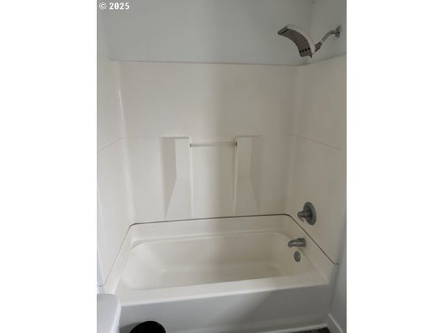 525 S 6TH St 4, Harrisburg, OR 97446