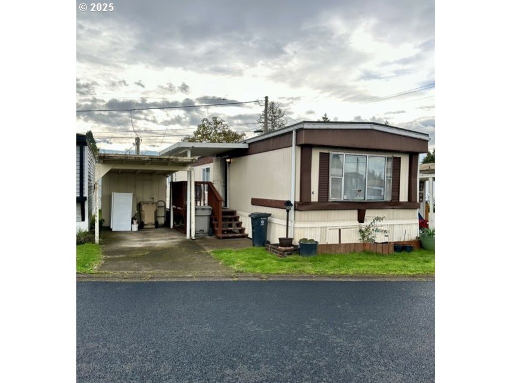 525 S 6TH St 4, Harrisburg, OR 97446