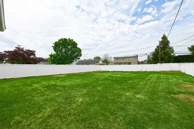 20 Scholl Drive, Farmingdale, NY 11735