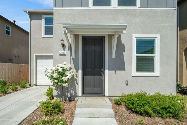 6302 E Moscato Drive, Fresno, CA 93727