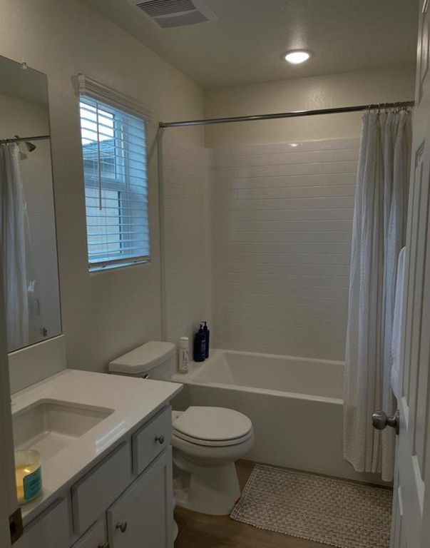 Image 12 of property listing at 6302 E Moscato Drive, Fresno, CA 93727