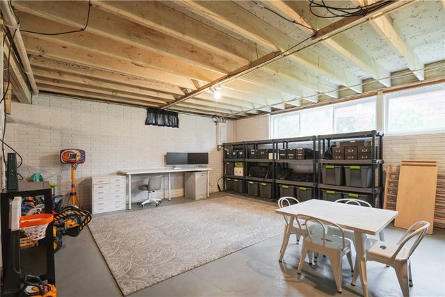 4233 Pineview Drive NE, Cedar Rapids, IA 52402