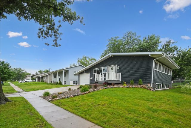 4233 Pineview Drive NE, Cedar Rapids, IA 52402