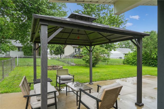 4233 Pineview Drive NE, Cedar Rapids, IA 52402