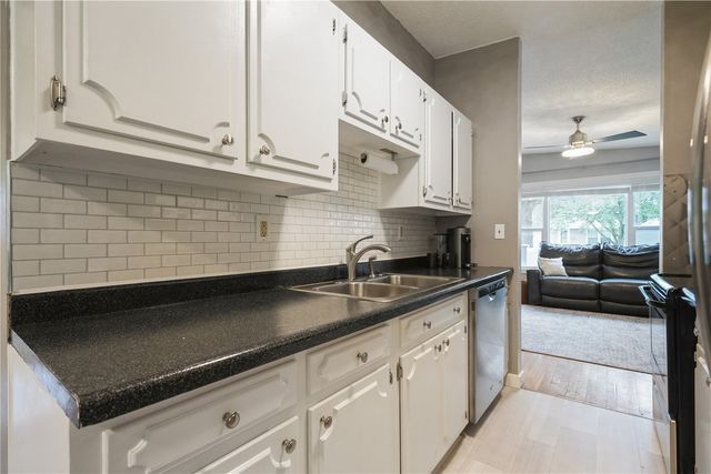 4233 Pineview Drive NE, Cedar Rapids, IA 52402