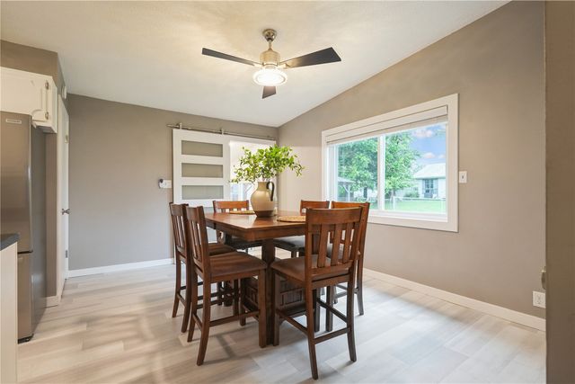 4233 Pineview Drive NE, Cedar Rapids, IA 52402