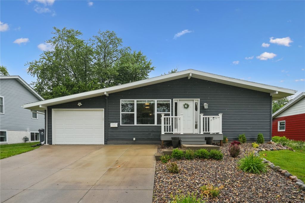 4233 Pineview Drive NE, Cedar Rapids, IA 52402