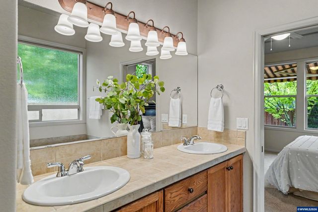 980 Troon St NW, Albany, OR 97321