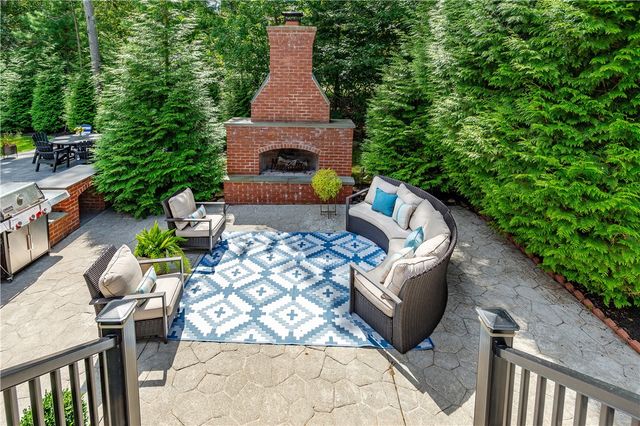 1 Victoria Drive, Smithfield, RI 02917