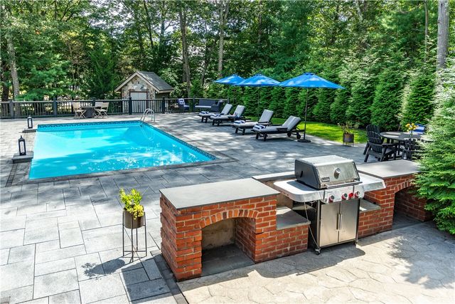 1 Victoria Drive, Smithfield, RI 02917