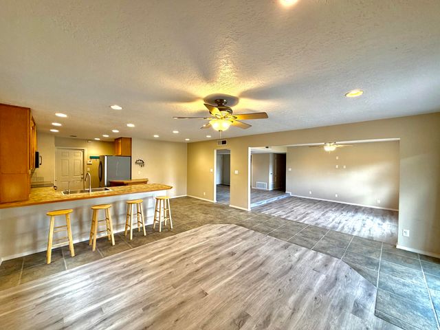 10813 Hagen Road NE, Albuquerque, NM 87111