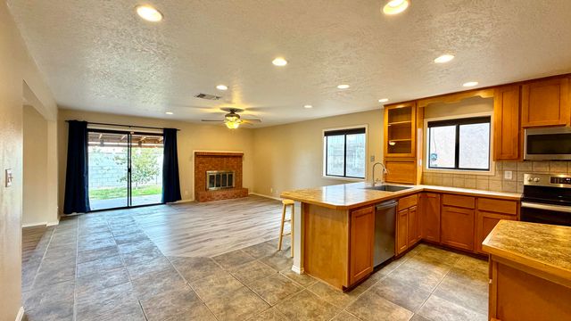 10813 Hagen Road NE, Albuquerque, NM 87111