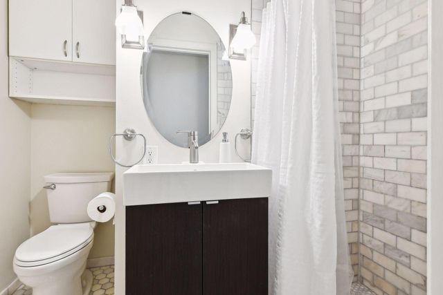 2824 Kenwood Isles Drive, Minneapolis, MN 55408