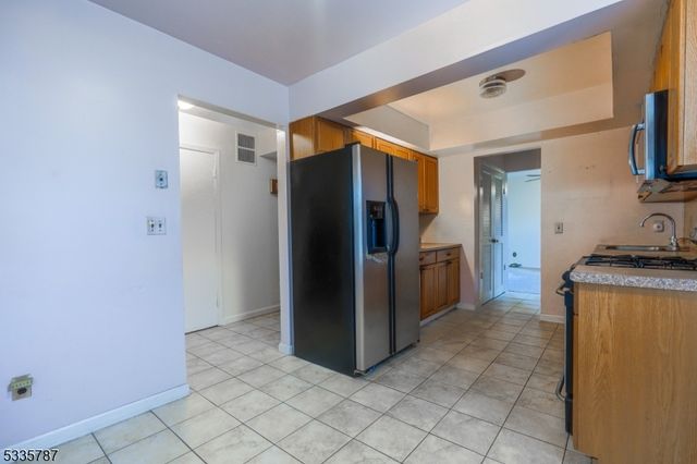 614 W 8th St 10, Plainfield City, NJ 07060