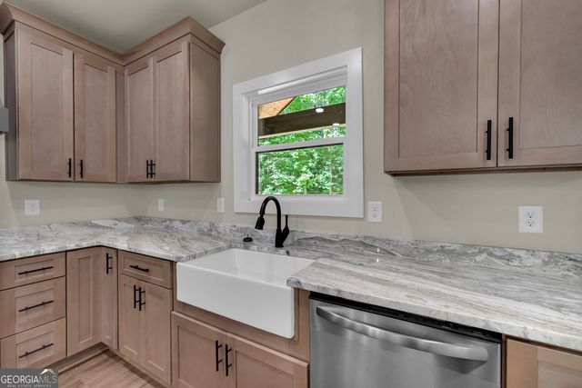 390 Champayne Trail, Hartwell, GA 30643