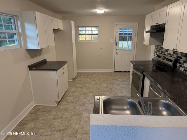 606 JACKSON Avenue N, Jacksonville, FL 32220