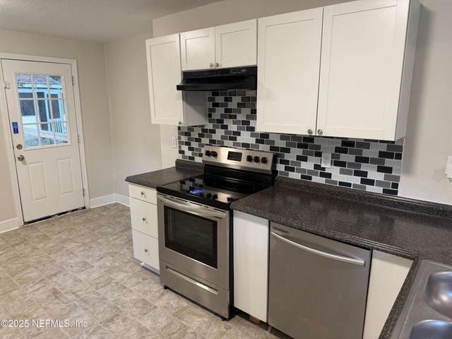 606 JACKSON Avenue N, Jacksonville, FL 32220