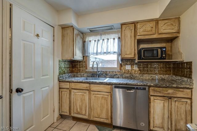 2035 Tampa Avenue, Cleveland, OH 44109