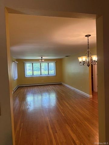 11 Darien Place, East Northport, NY 11731