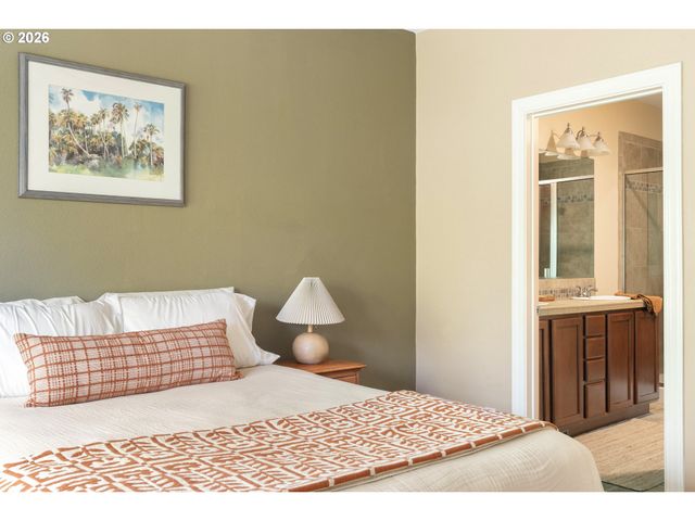 12105 Se HIGH CREEK Rd, Happy Valley, OR 97086