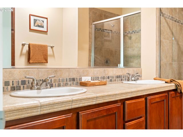 12105 Se HIGH CREEK Rd, Happy Valley, OR 97086