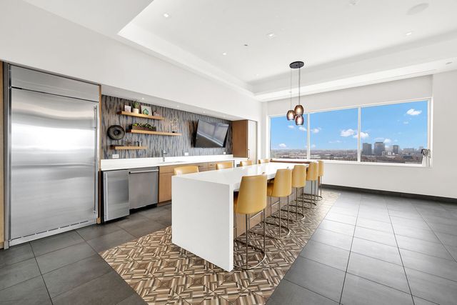 910 W HURON Street 1010, Chicago, IL 60642