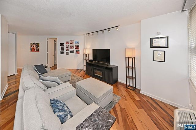 7004 Boulevard East 1B, Guttenberg, NJ 07093