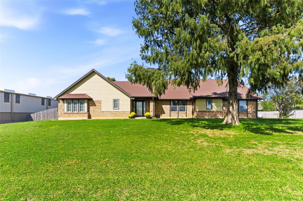 910 W Highway 67, Alvarado, TX 76009 — exterior