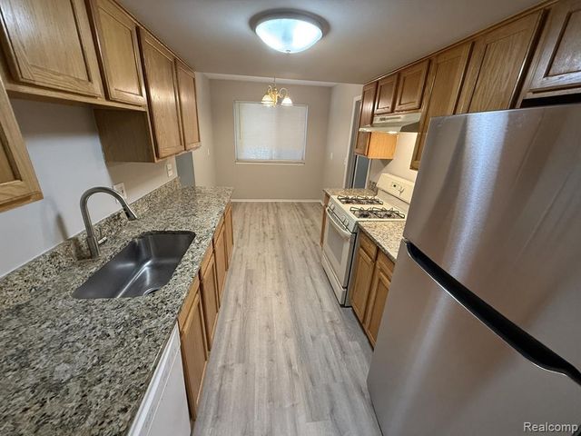 27153 Farmbrook Villa Drive, Southfield, MI 48034