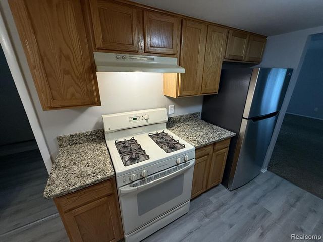 27153 Farmbrook Villa Drive, Southfield, MI 48034