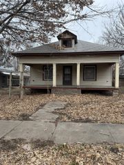 1118 E 10th Ave, Winfield, KS 67156