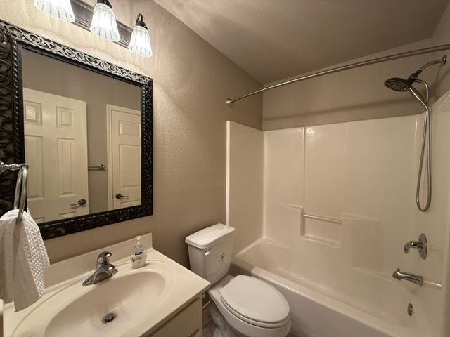 5925 Bishops Mill Dr, Corpus Christi, TX 78414