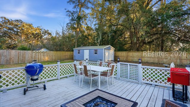 27 Gay Dr, Beaufort, SC 29907