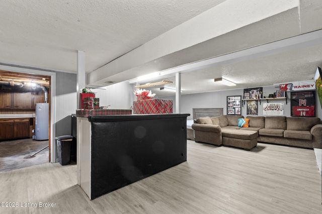 6714 Shareith Dr, Louisville, KY 40228